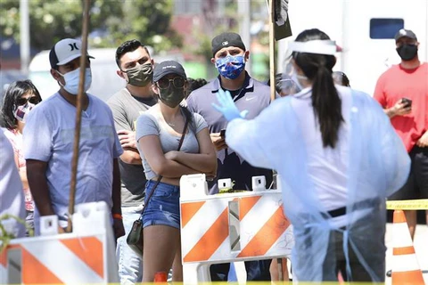 Người dân đeo khẩu trang phòng lây nhiễm COVID-19 tại một điểm xét nghiệm COVID-19 ở Los Angeles, California, Mỹ. (Ảnh: AFP/TTXVN)
