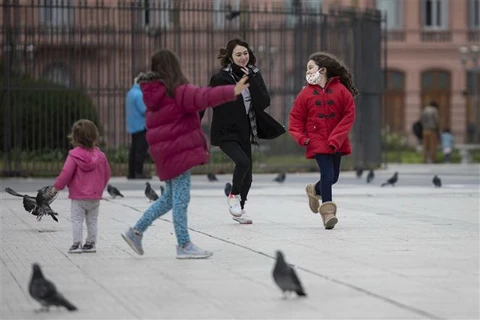 Trẻ em vui chơi tại một quảng trường ở Buenos Aires, Argentina. (Ảnh: THX/TTXVN)