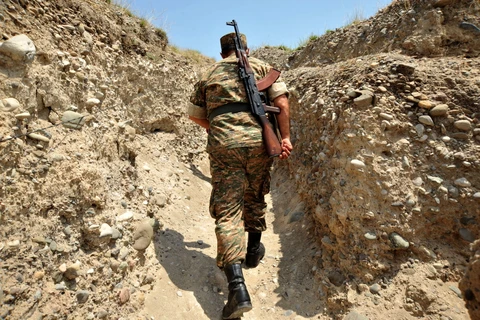 Binh sỹ Armenia tuần tra tại khu vực biên giới với Azerbaijan, gần thị trấn Martakert. (Ảnh: AFP/TTXVN)