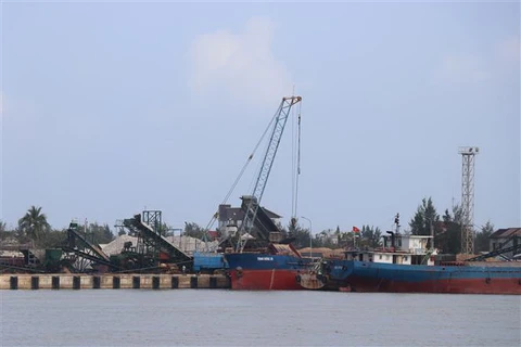 Tàu hàng tải trọng lớn cập cảng Cửa Việt. (Ảnh: Nguyên Lý/TTXVN)