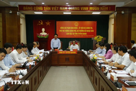  Phó Thủ tướng, Bộ trưởng Bộ Ngoại giao Phạm Bình Minh phát biểu tại buổi làm việc với lãnh đạo tỉnh Tuyên Quang. (Ảnh: Nam Sương/TTXVN)