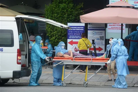 Các nhân viên y tế khẩn trương đưa bệnh nhân vào điều trị tại Bệnh viện Gia Đình. (Ảnh: Văn Dũng/TTXVN)