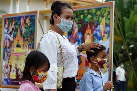 Người dân đeo khẩu trang phòng lây nhiễm COVID-19 tại Phnom Penh, Campuchia. (Ảnh: AFP/TTXVN)