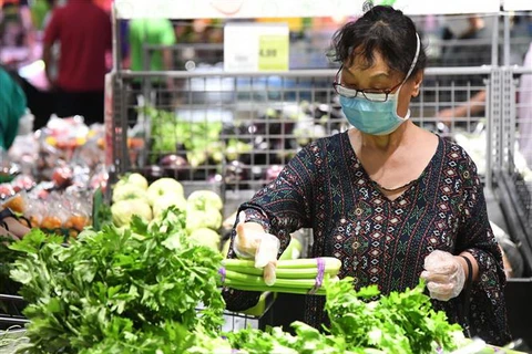 Người dân mua thực phẩm tại siêu thị ở Trung Quốc. (Ảnh: THX/TTXVN)