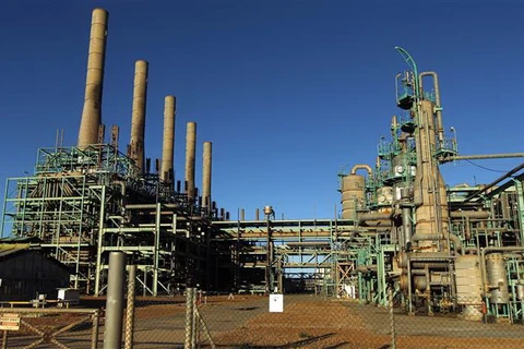 Một cơ sở lọc dầu ở Ras Lanuf, Libya. (Ảnh: AFP/TTXVN)