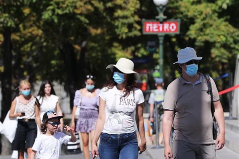 Người dân đeo khẩu trang phòng lây nhiễm COVID-19 tại Paris, Pháp. (Ảnh: THX/TTXVN)