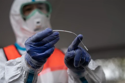 Nhân viên y tế lấy mẫu xét nghiệm COVID-19 tại Tokyo, Nhật Bản. (Ảnh: AFP/TTXVN)