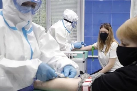 Tiêm phòng vắcxin ngừa bệnh COVID-19 cho người dân ở Nga. (Nguồn: Moskva News Agency/TTXVN)