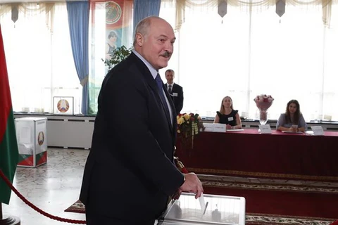 Tổng thống Belarus Alexander Lukashenko bỏ phiếu tại điểm bầu cử Tổng thống ở Minsk, ngày 9/8/2020. (Ảnh: AFP/TTXVN)