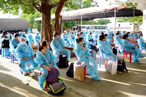 Tiếp nhận 117 công dân từ Singapore về cách ly tại Sóc Trăng. (Ảnh: Trung Hiếu/TTXVN)