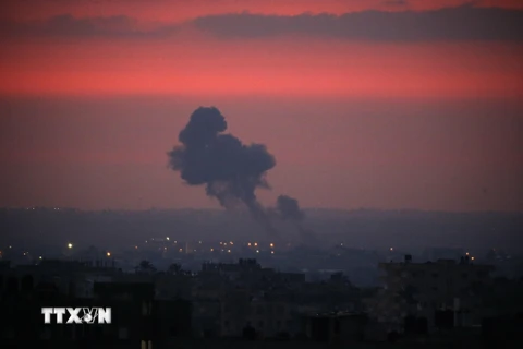 Cột khói bốc lên sau vụ tấn công của các máy bay chiến đấu Israel nhằm vào mục tiêu của Hamas tại Gaza ngày 21/8/2020. (Ảnh: AFP/TTXVN)