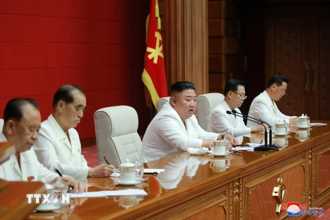 Nhà lãnh đạo Triều Tiên Kim Jong-un (giữa) phát biểu chủ trì phiên họp toàn thể lần thứ 6 Ủy ban Trung ương Đảng Lao động Triều Tiên tại Bình Nhưỡng ngày 19/8/2020. (Ảnh: Yonhap/TTXVN)