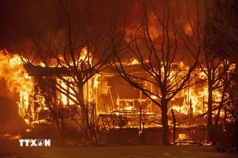 Nhiều ngôi nhà bị phá hủy trong vụ cháy rừng ở bang California, Mỹ, ngày 18/8/2020. (Ảnh: AFP/TTXVN)