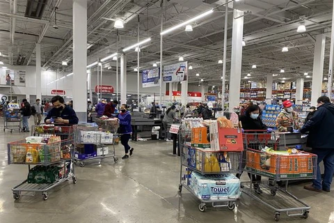 Người dân mua hàng trong siêu thị tại Arlington, Virginia, Mỹ. (Ảnh: AFP/TTXVN)