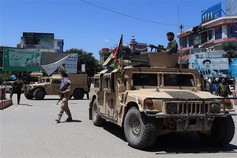 Lực lượng an ninh Afghanistan trong chiến dịch truy quét phiến quân Taliban ở Kunduz. (Ảnh: AFP/TTXVN)
