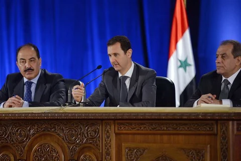 Tổng thống Syria Bashar al-Assad (giữa) chủ trì cuộc họp với các thành viên đảng Baath cầm quyền tại Damascus. (Ảnh: AFP/TTXVN)
