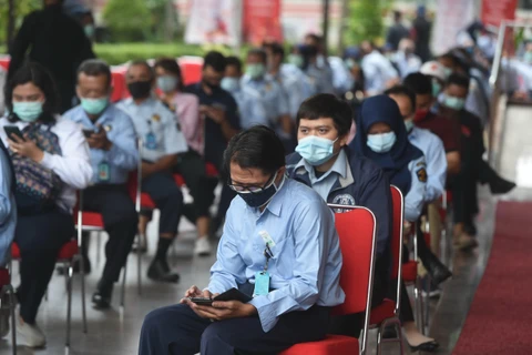 Người dân chờ lấy mẫu xét nghiệm COVID-19 tại Jakarta, Indonesia ngày 24/8. (Ảnh: THX/TTXVN)