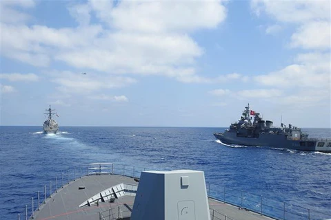 Tàu khu trục của hải quân Thổ Nhĩ Kỳ (phải) tham gia một cuộc tập trận tại Đông Địa Trung Hải. (Ảnh minh họa. TRT World/TTXVN)
