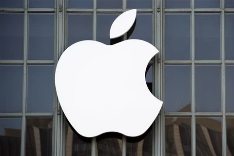 Biểu tượng Apple tại một cửa hàng ở California, Mỹ. (Ảnh: AFP/TTXVN)