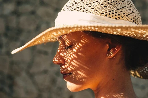 Ngoài da mặt, đâu là những vùng cơ thể cần được bôi kem chống nắng?