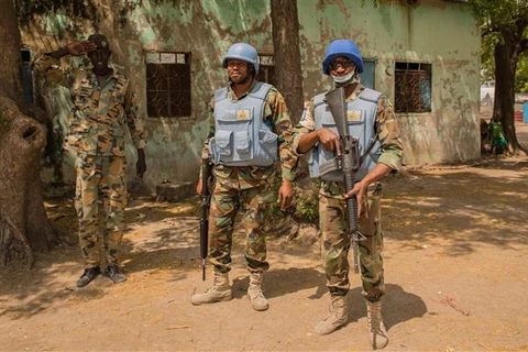 Lực lượng Phái bộ gìn giữ hòa bình Liên hợp quốc tại Nam Sudan (UNMISS) tuần tra tại Leer, Nam Sudan. (Ảnh: AFP/TTXVN)