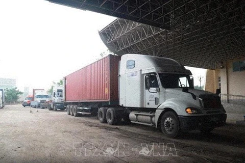 Xe container chở hàng hóa tại cửa khẩu Mộc Bài. (Ảnh: Thanh Tân/TTXVN)