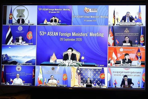 Bộ trưởng Ngoại giao các nước ASEAN dự hội nghị trực tuyến. (Ảnh: Lâm Khánh/TTXVN)