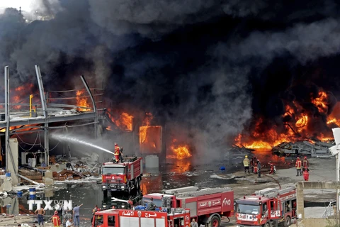 Lính cứu hỏa nỗ lực dập lửa bùng phát tại khu cảng ở Beirut, Liban ngày 10/9/2020. (Ảnh: AFP/TTXVN)