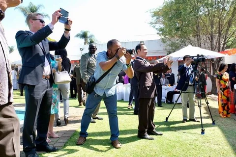 Phóng viên Cơ quan thường trú Pretoria tác nghiệp tai một sự kiện do Đại sứ quán tổ chức. (Ảnh: Phi Hùng/Vietnam+) 