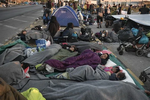 Người di cư bị mất nơi ở sau vụ cháy trại tị nạn Moria trên đảo Lesbos, Hy Lạp, ngày 11/9/2020. (Ảnh: AFP/TTXVN)