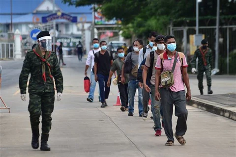 Binh sỹ đưa những công dân Thái Lan tới một điểm kiểm tra hải quan tại biên giới Thái Lan-Malaysia. (Ảnh: AFP/TTXVN)