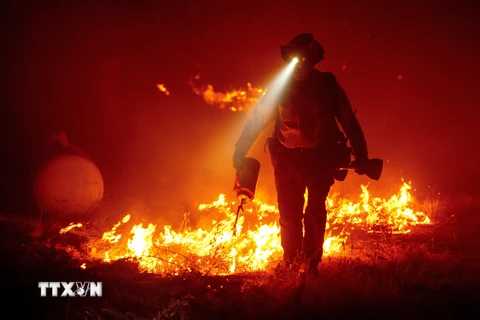 Lính cứu hỏa tham gia dập lửa cháy rừng tại hạt Butte, California, Mỹ ngày 9/9/2020. (Ảnh: AFP/TTXVN)