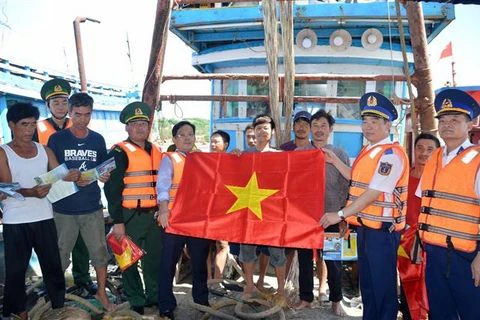 Cảnh sát biển đồng hành cùng ngư dân huyện đảo Bạch Long Vĩ