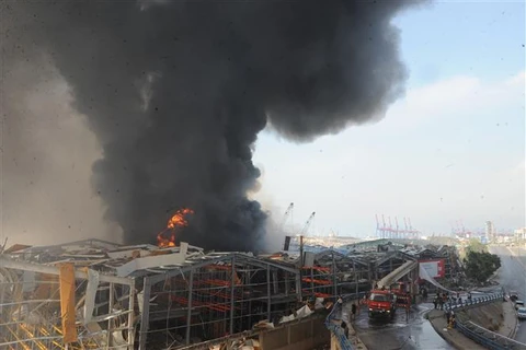 Khói lửa bốc lên từ hiện trường vụ hỏa hoạn ở cảng Beirut, Liban ngày 10/9/2020. (Ảnh: THX/TTXVN)