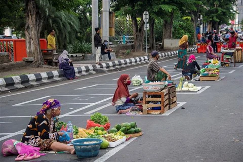 Một khu chợ ven đường ở Surabaya, Indonesia. (Ảnh: AFP/TTXVN)