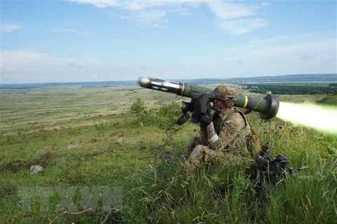 Binh sỹ Mỹ bắn tên lửa chống tăng Javelin trong cuộc tập trận năm 2019. (Ảnh: AFP/TTXVN)