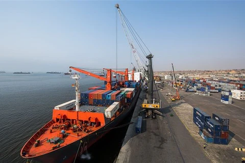 Hàng xuất khẩu tại cảng Luanda (Angola). (Ảnh: Phi Hùng/TTXVN)