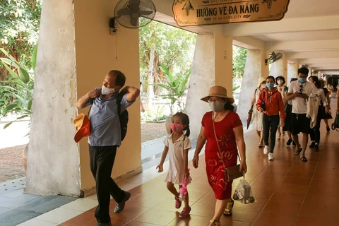 Du khách thực hiện đeo khẩu trang khi đi tham quan tại Khu du lịch Bà Nà Hills. (Ảnh: Trần Lê Lâm/TTXVN)