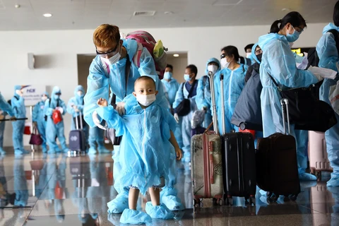 [Photo] Chuyến bay thương mại quốc tế đầu tiên về Việt Nam sau dịch 
