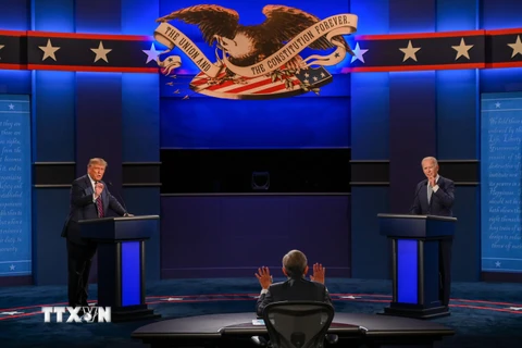 Đương kim Tổng thống Mỹ Donald Trump (trái) và ứng cử viên Tổng thống đảng Dân chủ Joe Biden (phải) tại vòng tranh luận trực tiếp đầu tiên ở thành phố Cleveland, bang Ohio sáng 30/9. (Ảnh: AFP/TTXVN)