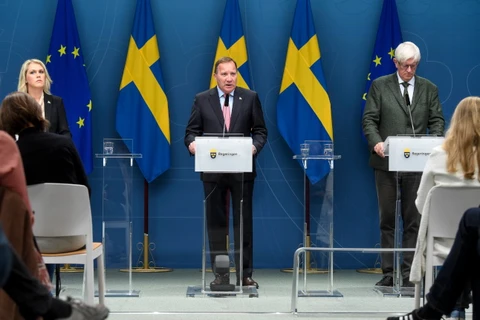 Bộ trưởng Y tế Lena Hallengren, Thủ tướng Stefan Löfven và Tổng giám đốc Cơ quan Y tế Công cộng Johan Carlson. (Nguồn: thelocal.se)