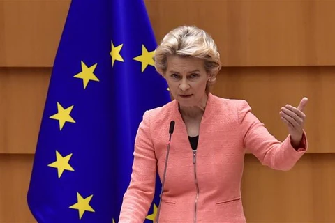 Chủ tịch EC Ursula von der Leye phát biểu tại phiên họp toàn thể Nghị viện châu Âu (EP) ở Brussels, Bỉ. (Ảnh: AFP/TTXVN)