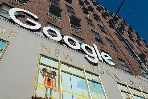 Biểu tượng của Google tại một tòa nhà ở New York, Mỹ. (Ảnh: AFP/TTXVN)