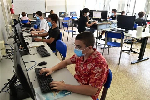 Học sinh tham gia khóa học tại một trường học ở Milan, Italy. (Ảnh: AFP/TTXVN)