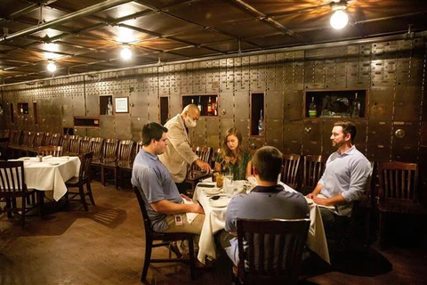 Thực khách dùng bữa tại một nhà hàng ở New York, Mỹ ngày 30/9/2020. (Ảnh: THX/TTXVN)