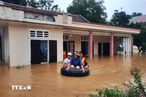 [Video] Cận cảnh Quảng Trị ngập sâu trong nước do mưa lũ