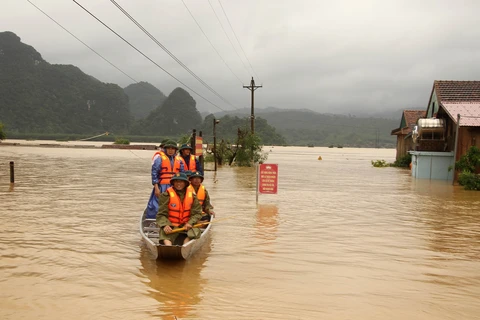 [Photo] Quảng Bình hỗ trợ người dân đi lại an toàn trong mưa lũ