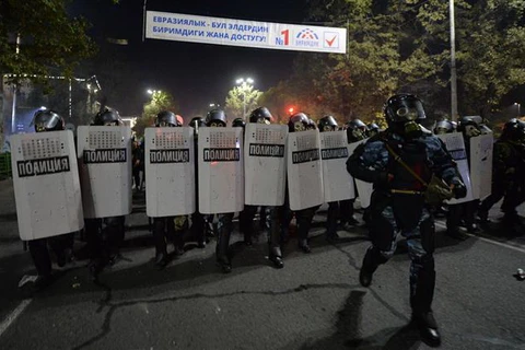 Cảnh sát được triển khai để đảm bảo trật tự tại thủ đô Bishkek, Kyrgyzstan, ngày 5/10/2020. (Ảnh: AFP/TTXVN)