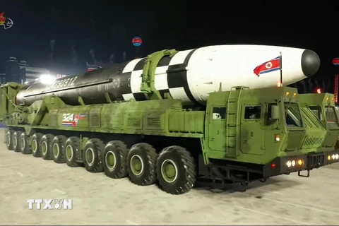 Mẫu tên lửa đạn đạo xuyên lục địa (ICBM) mới của Triều Tiên được giới thiệu trong cuộc duyệt binh kỷ niệm 75 năm thành lập đảng Lao động Triều Tiên tại Bình Nhưỡng ngày 10/10/2020. (Ảnh: Yonhap/ TTXVN)