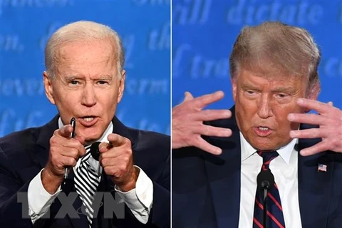Tổng thống Mỹ Donald Trump (phải) và ứng viên Tổng thống đảng Dân chủ Joe Biden tại cuộc tranh luận trực tiếp đầu tiên ở Cleveland, bang Ohio ngày 29/9. (Ảnh: AFP/TTXVN)